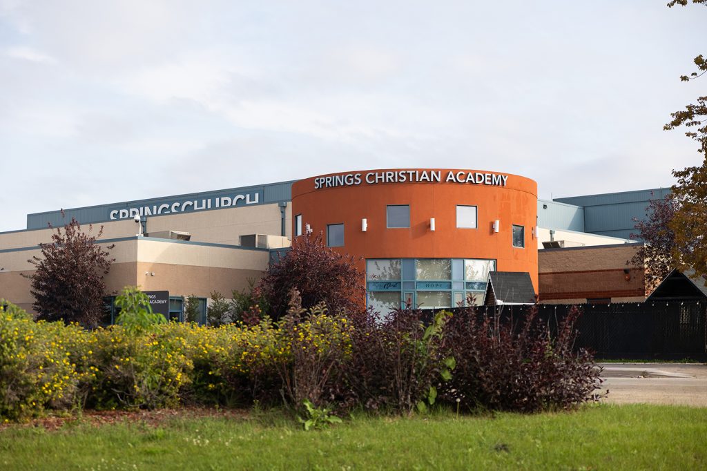 image of elementary school building at 595 lagimodiere blvd.